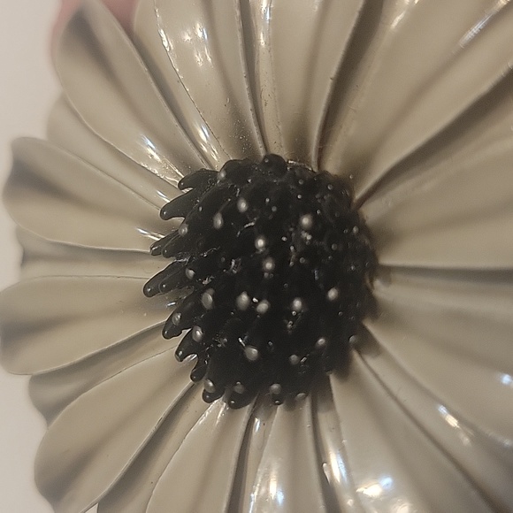 Vintage Metal Flower Brooch - Picture 3 of 6